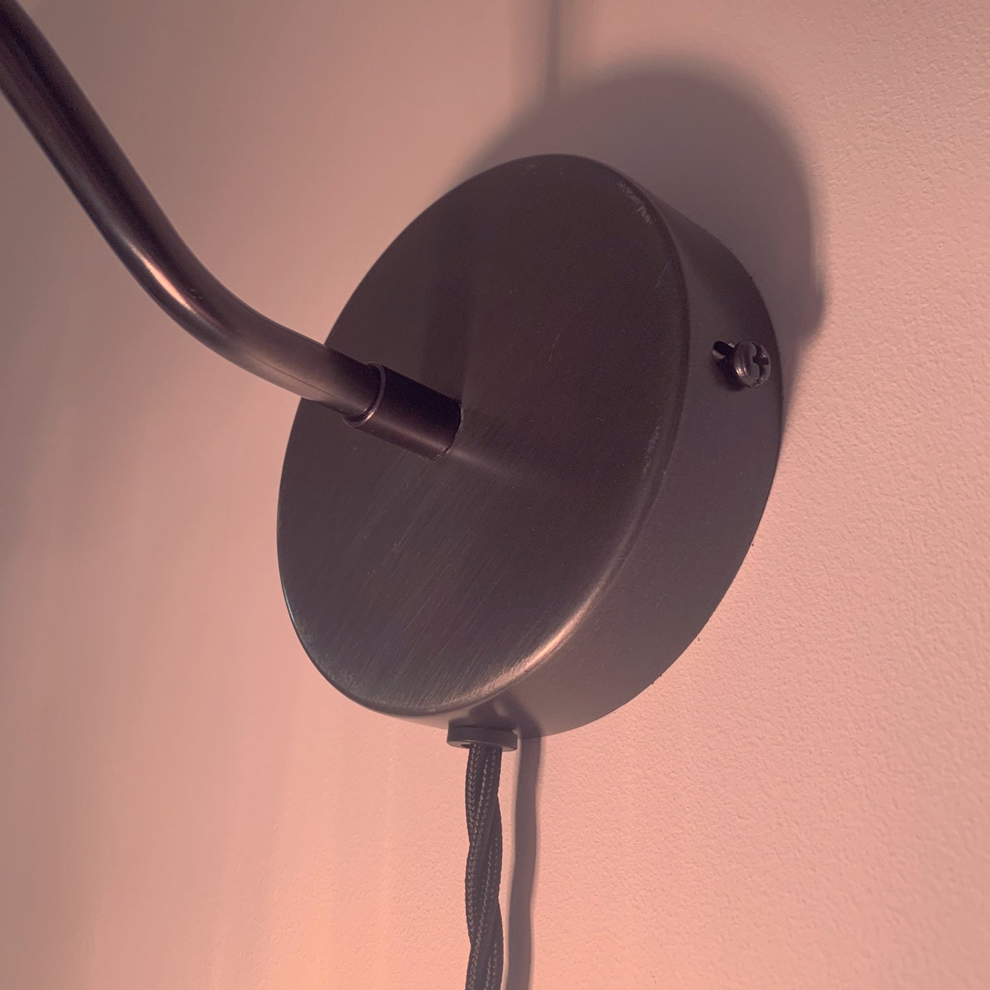 Dark pewter wall light with 3 pin plug (without bulb)